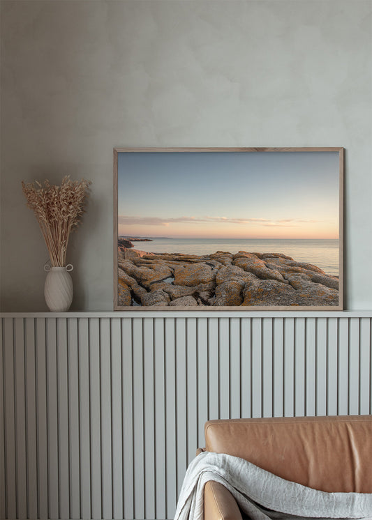 Indret stuen med plakater fra Bornholm