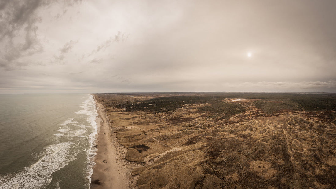 Opdag skønheden i dronefotografi og luftfotografi. Se Foto Factorys unikke droneplakater, hvor naturens former og farver fanges fra fugleperspektiv. Find din favorit her.