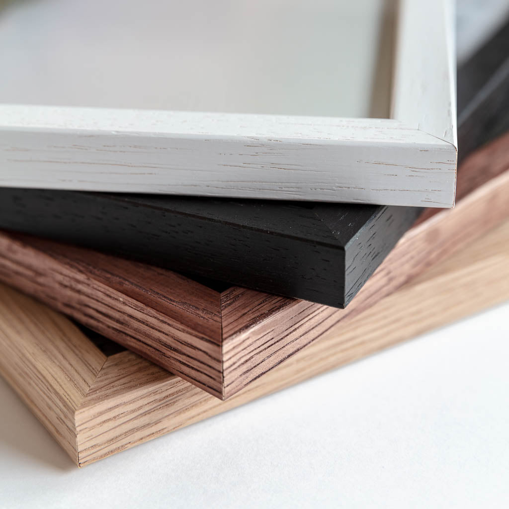 Trærammer fra Foto Factory fremstillet i Danmark af massivt træ i eg, mørk eg, sort og hvid – designet til naturplakater og nordisk indretning.