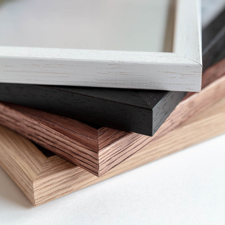 Trærammer fra Foto Factory fremstillet i Danmark af massivt træ i eg, mørk eg, sort og hvid – designet til naturplakater og nordisk indretning.