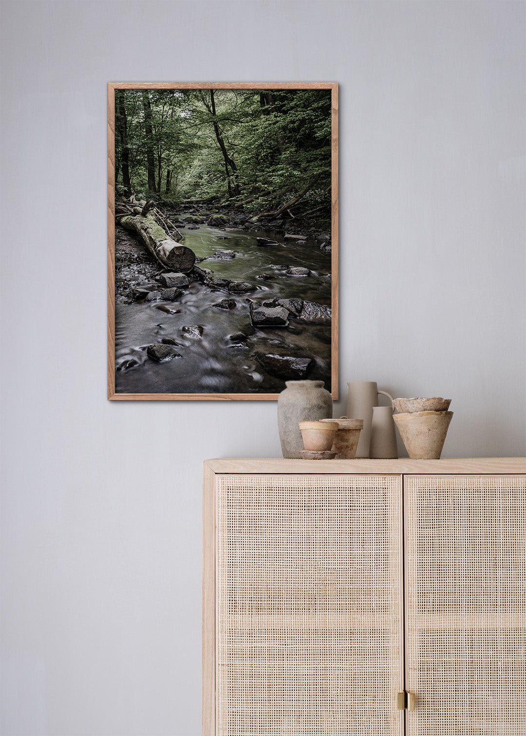 Indret med grøn plakat i værelset