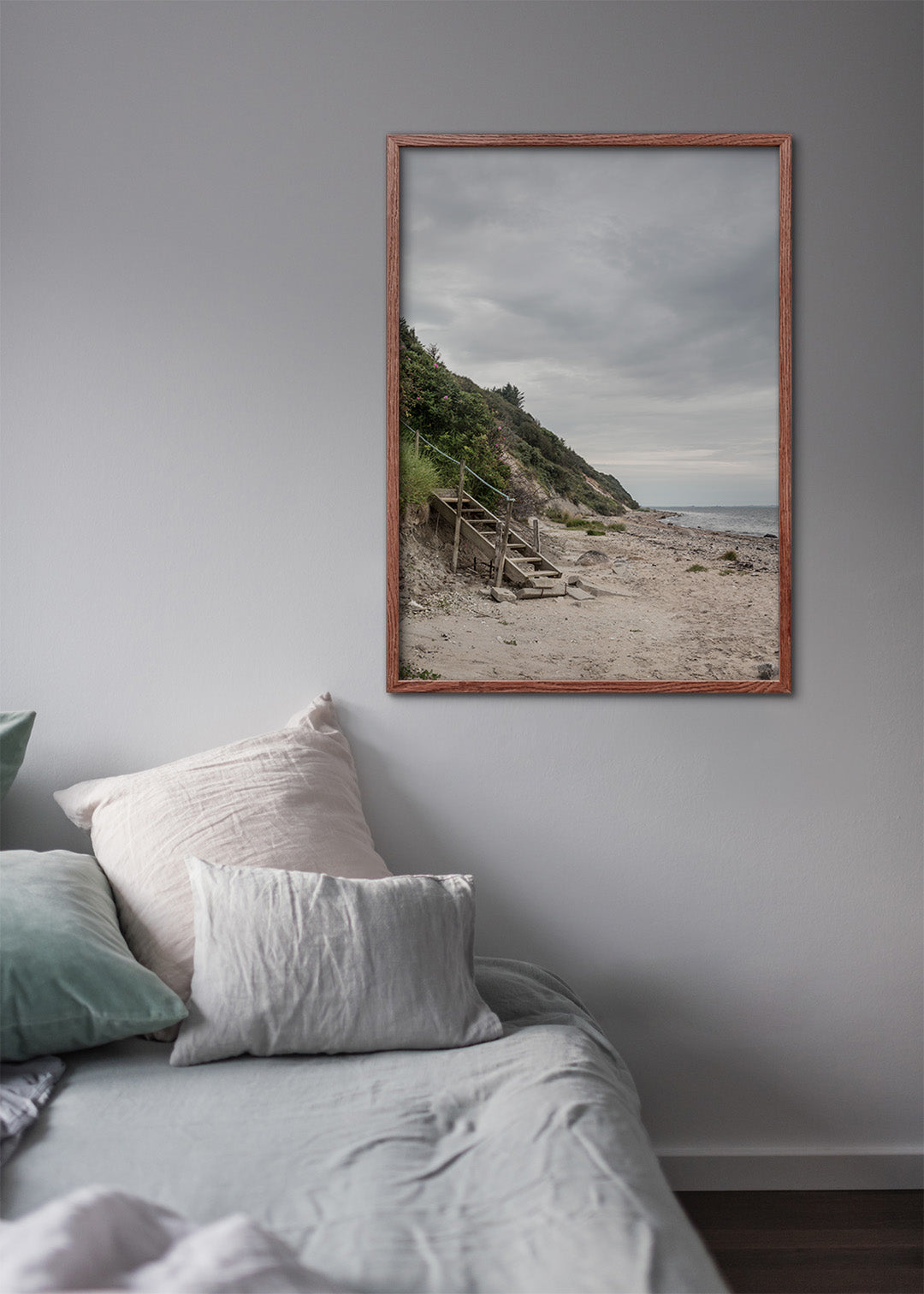 Skab ro i soveværelse med plakat