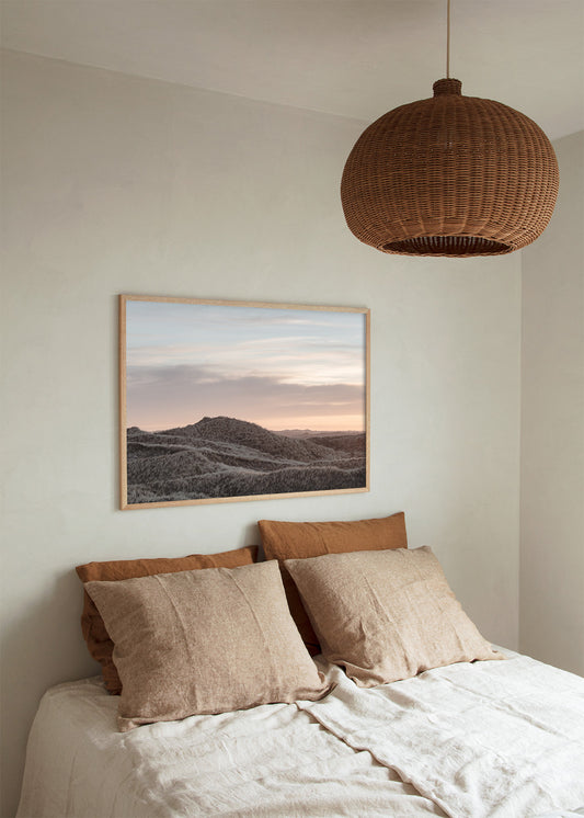 Indret soveværelse med morgenlys plakat