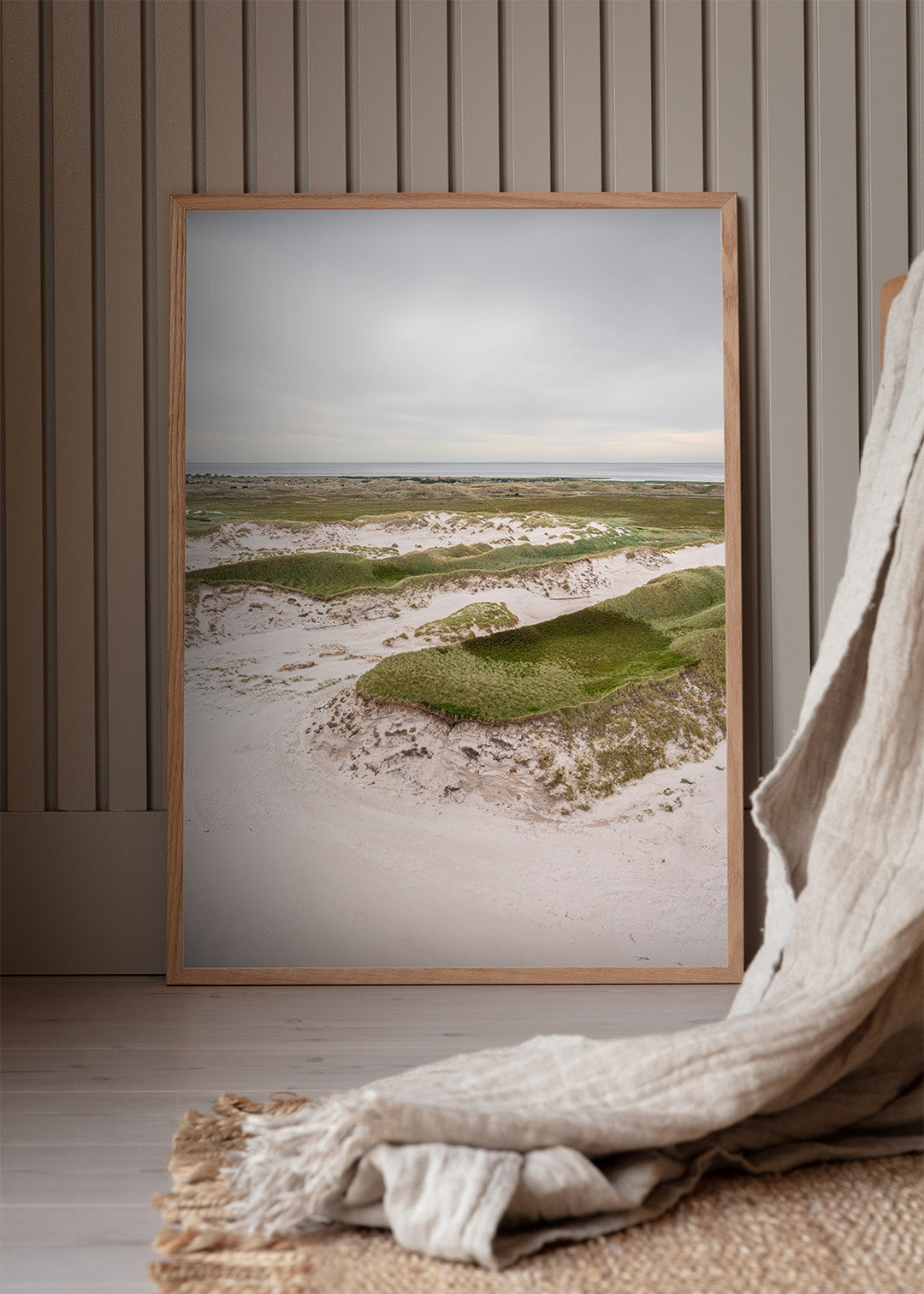 Naturplakat med klitlandskab og lyse sandklitter ved Hvide Sande
