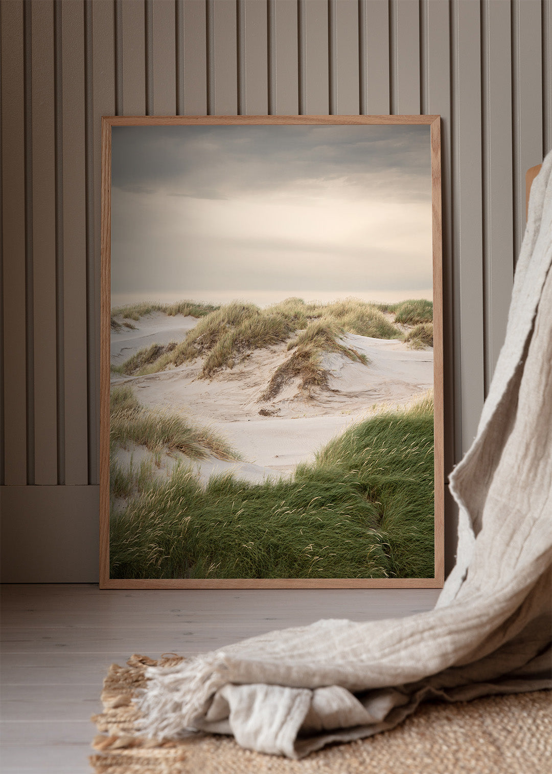 Vestkystens klitter med sand, grønt græs og rolig himmel ved Hvide Sande