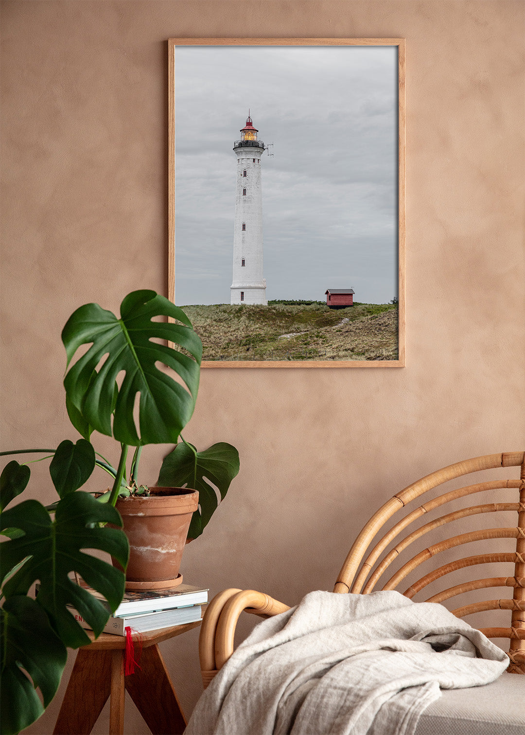 Lyngvig Fyr ved Hvide Sande med klitter, grå himmel og tændt lanterne