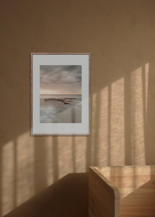 Lodret plakat af Gotlands klippekyst i solnedgang med stille hav og dramatiske skyer – Foto Factory