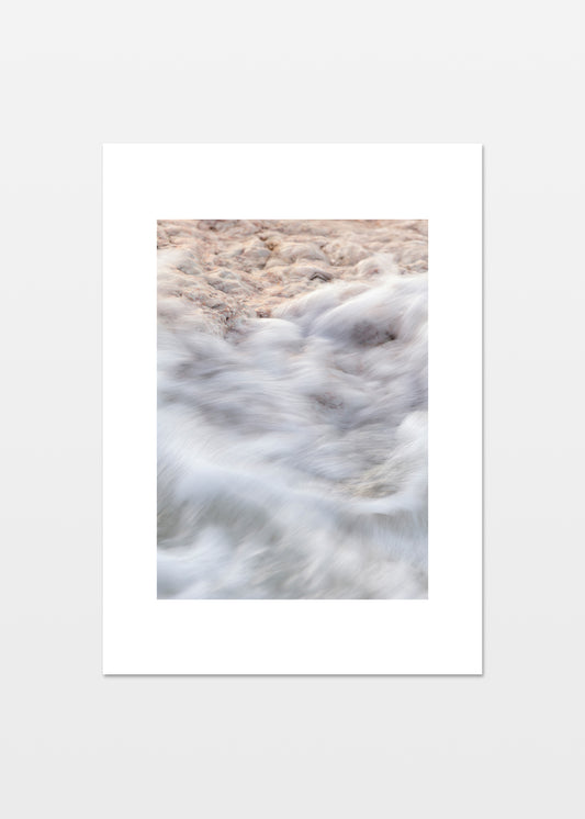 Plakat med nærbillede af strandkant på Gotland med sten og bløde bølger.