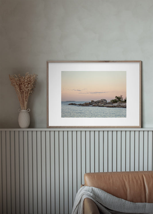 Landskabsplakat af Folhammar Raukområde i varmt aftenlys, Gotland.