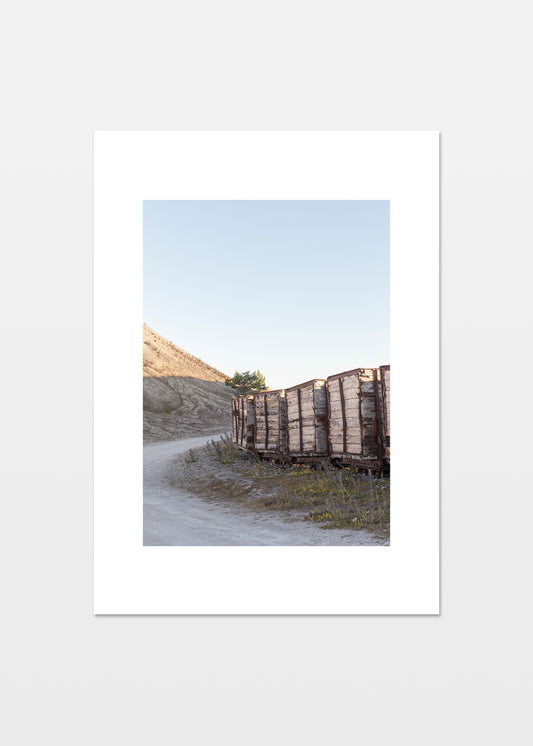 Gamle togvogne langs en kurvet vej i fabriksområdet ved Fabriken Furillen på Gotland.