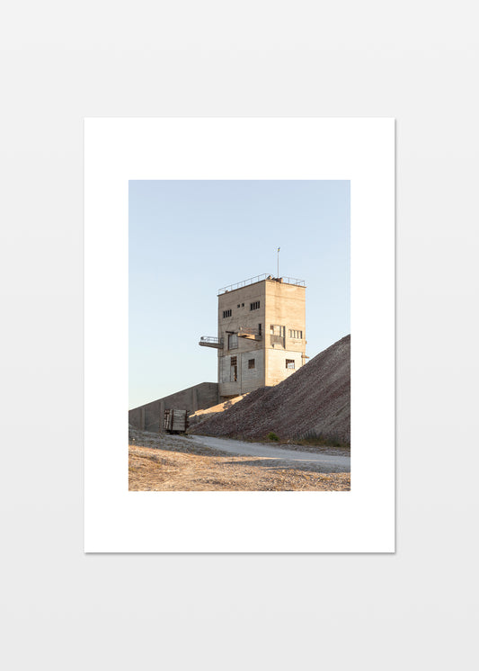 Fabrikstårn i aftensol ved Fabriken Furillen på Gotland.