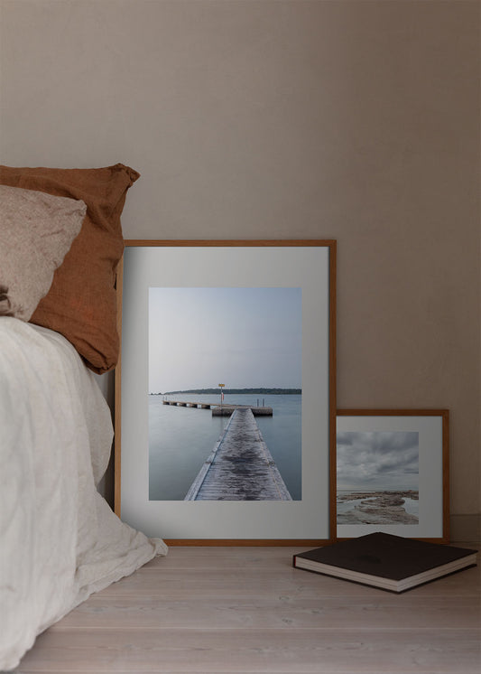 Fotografisk plakat af badebro ved Katthammarsvik, Gotland – blå sommerstemning