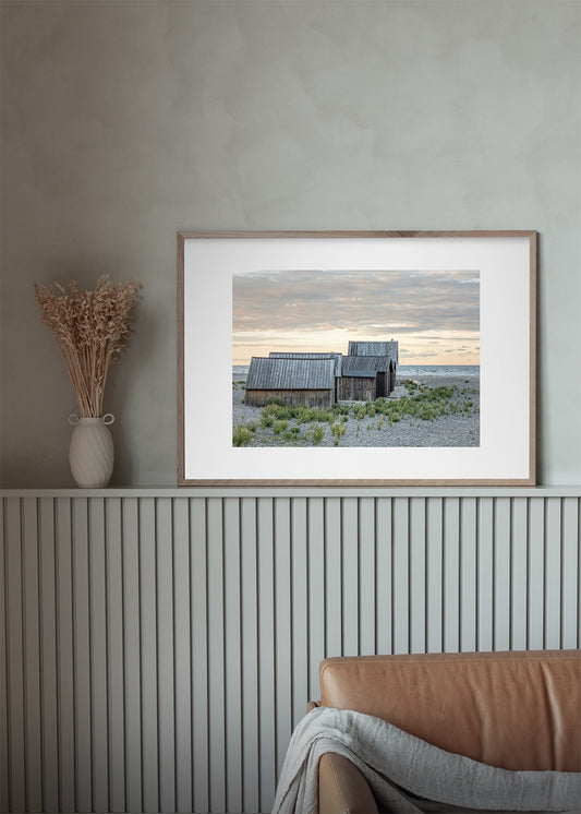 Grostäde fiskeläge med gamle fiskerhytter på stenstrand ved havet, Gotland – Foto Martin Bay