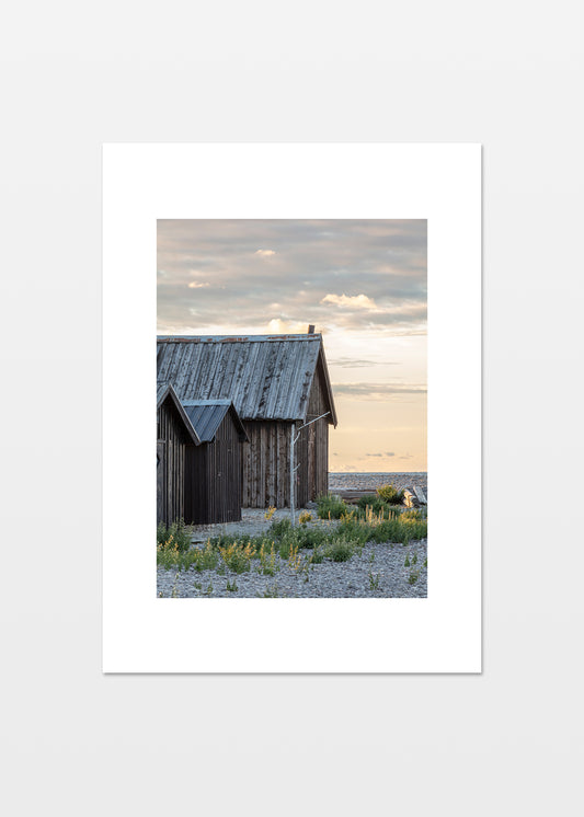 Grostäde fiskeläge med gamle fiskerhytter på stenstrand ved havet, Gotland – Foto Martin Bay